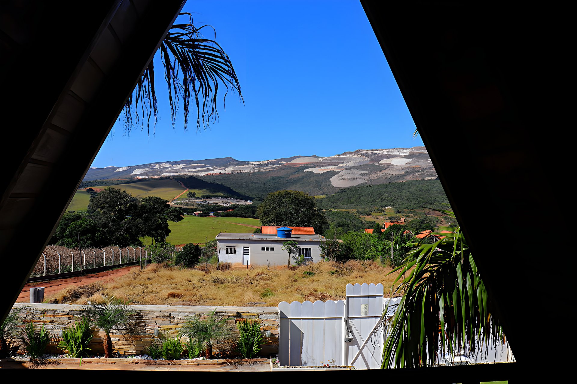 Vista da montanha de dentro do chalé